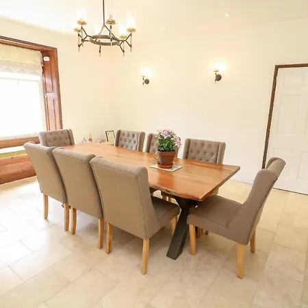 Hollins Holiday home *